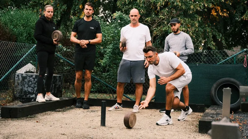 Deelnemers werpen om beurt een steen tijdens de Highland Games van Bougez