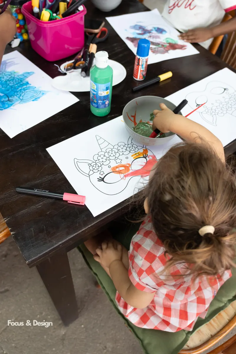 Meisje kleurt een tekening in tijdens een creatief kinderfeestje van Bougez