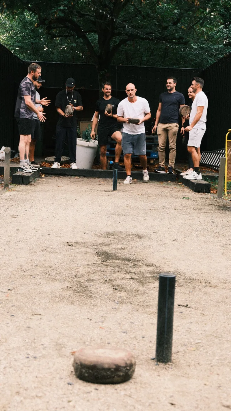 Groep collega's speelt krulbol tijdens een teambuilding van Bougez