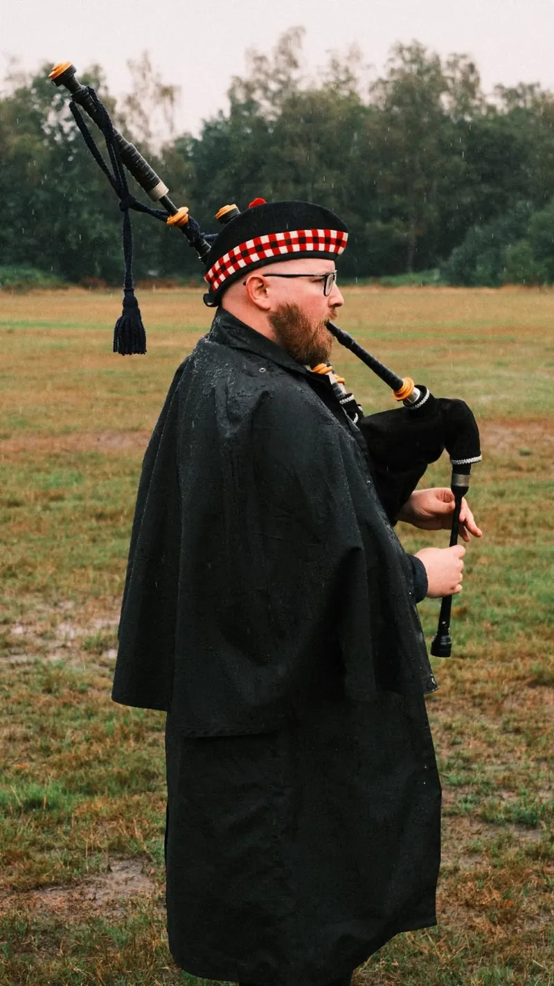 Doedelzakspeler in kilt opent de Highland Games van Bougez
