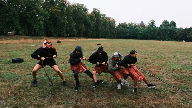 Team in kilt trekt aan het touw tijdens de Highland Games van Bougez